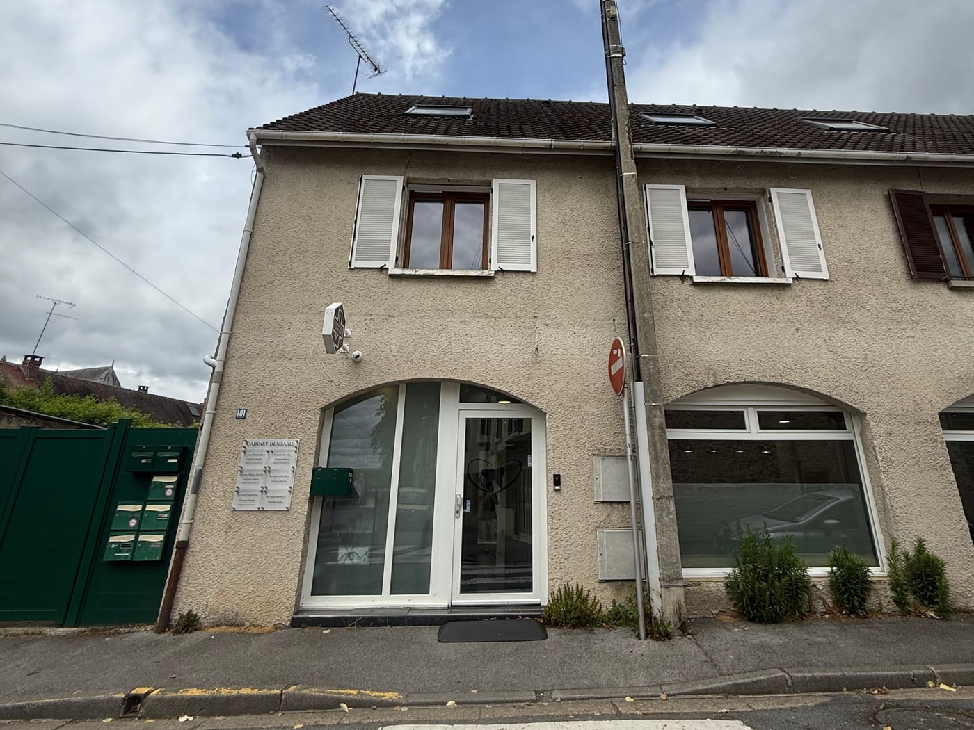 La façade du cabinet dentaire au 101 place Charles-de-Gaulle à Chambly, avec son entrée vitrée de plain-pied