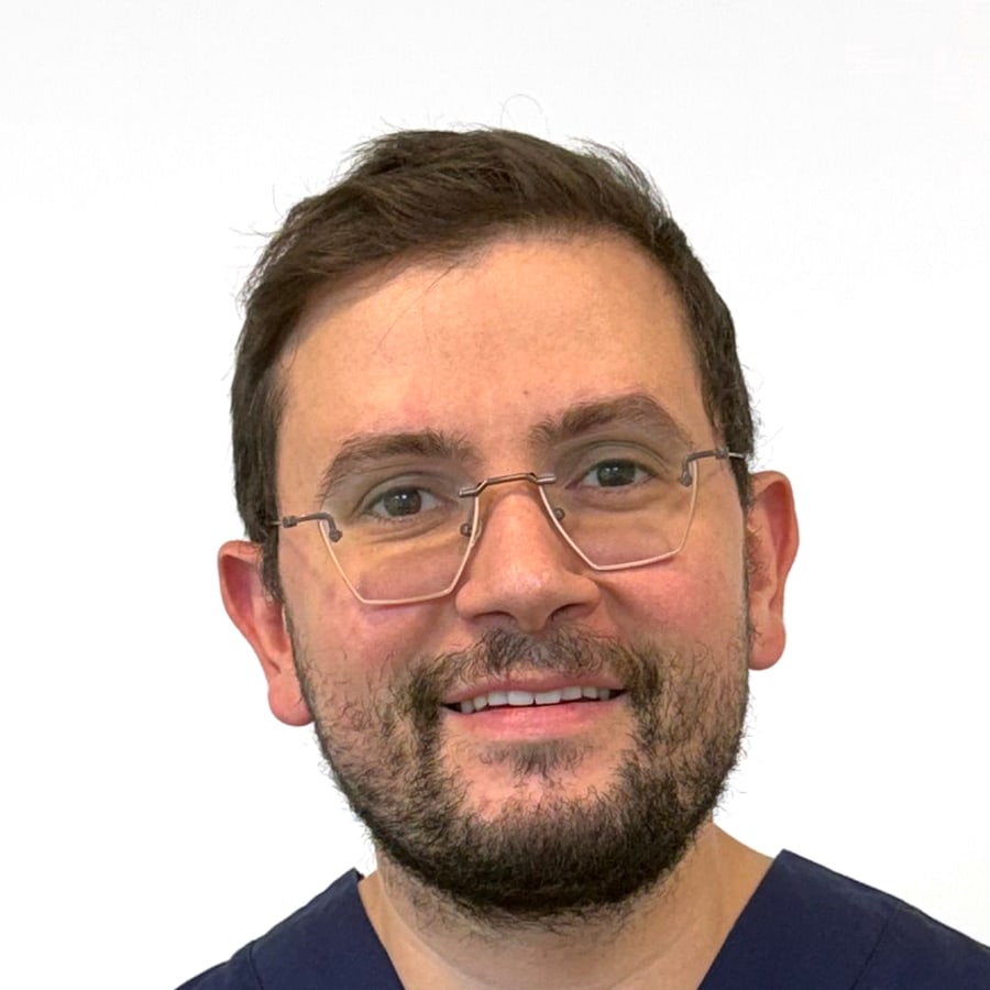 Portrait du Dr Dan Boukobza, chirurgien-dentiste au cabinet de Chambly, en tenue de soins bleu marine