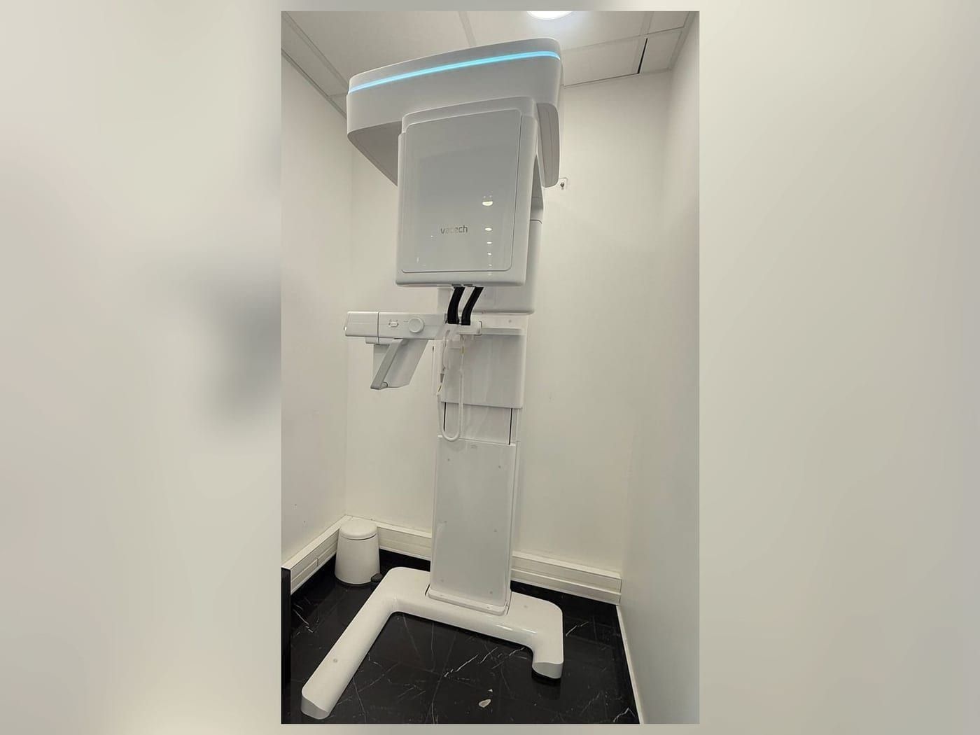 L'appareil d'imagerie Vatech installé dans sa pièce dédiée au cabinet, pour les radiographies panoramiques et les scanners 3D