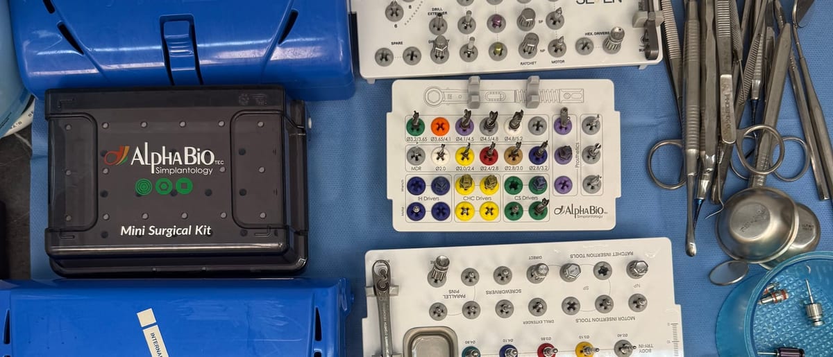 Le kit de chirurgie implantaire du cabinet disposé sur un champ stérile : forets, tournevis de pose et instruments
